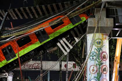 Los vagones del metro de la Ciudad de México yacían en ángulo después de que una sección de la Línea 12 se viniera abajo