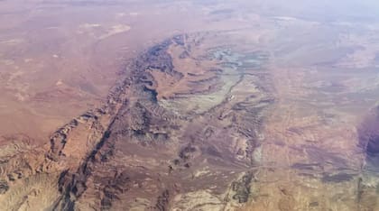 Los valles y crestas de las montañas Zagros evidencian la colisión de las placas tectónicas en la región del golfo.