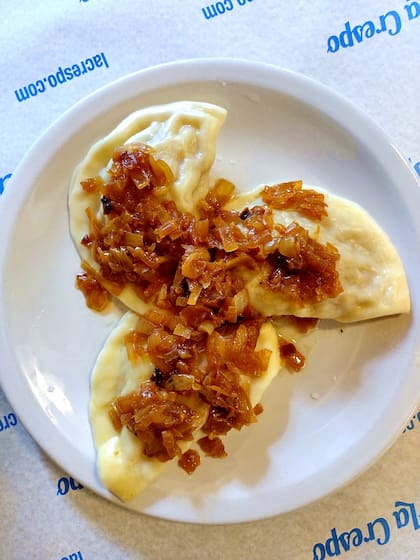Los varenikes de La Crespo vienen rellenos de puré de papa enriquecido con cebollita caramelizada.