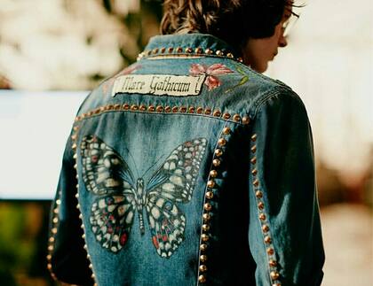 Los varones también rockean sus chaquetas con tachas y llamativas pinceladas