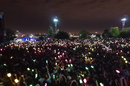 Los vasos de colores del Festival La Nueva Generación, iluminados por los celulares de los asistentes.
