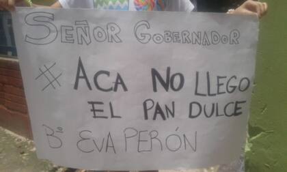 Los vecinos a los que aún no les llegó la sidra y el pan dulce, avisan a las autoridades con un cartel.