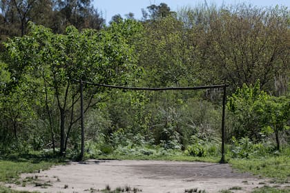 Los vecinos armaron un espacio para jugar al fútbol en uno de los extremos del predio de varias hectáreas