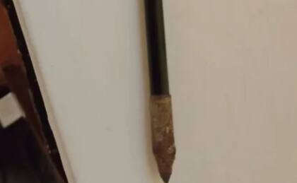 Los vecinos aseguran que en reiteradas ocasiones habría arrojado objetos a mujeres y niños.