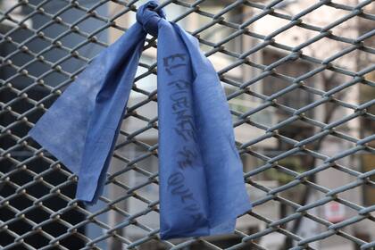 Los vecinos colocaron cintas durante una actividad en rechazo de la remoción del puente