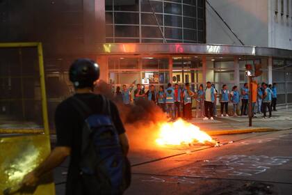 Los vecinos continúan con las protestas en Av. Alberdi y Lacarra por los cortes de luz