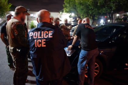 Los vecinos de Alamo Heights denunciaron que al menos seis vehículos rodearon a la familia en plena calle