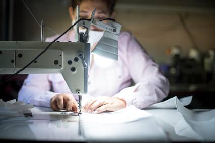 Los vecinos de Barrio Nuevo confeccionan barbijos para donar a hospitales