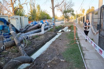Los vecinos de Corralitos padecen el problema cloacal hace tiempo casi delante de sus casas