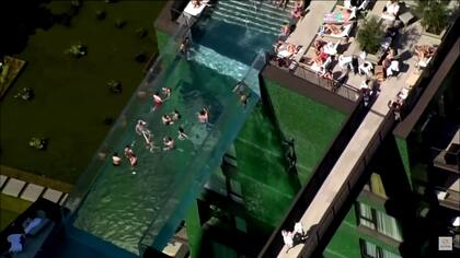 Los vecinos de Embassy Gardens se quejan por el alto costo de mantener la piscina climatizada en invierno: 450 libras por día (Captura de video: Reuters)