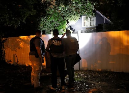 Los vecinos de Greensboro, en Carolina del Norte, salen a las calles en busca de más seguridad y respuestas