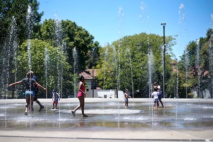 Los vecinos de la ciudad buscaron hoy alivio del calor, por ejemplo, en el Parque Centenario