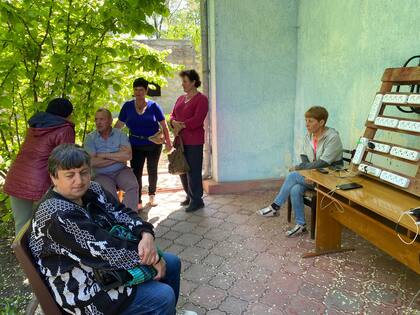 Los vecinos de la localidad de Arcyz en la estación de carga para los celulares