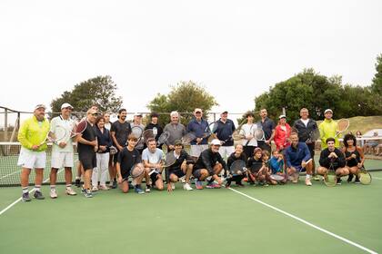 Los vecinos de Las Garzas junto a Daniel Orsanic luego de terminar la clínica de tenis.