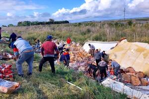 Los vecinos de localidades cercanas fueron a llevarse la mercadería para repartirla con familia y amigos. Foto: X