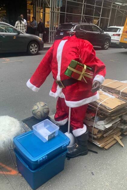 Los vecinos de Nueva York descartan también objetos más bien raros, como este Papá Noel tamaño natural al que le falta la cabeza