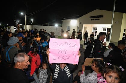 Los vecinos de Nueve de Julio había protestado frente a la comisaría, antes del arresto del responsable de la policía del pueblo