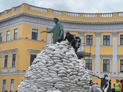 Los vecinos de Odessa pusieron bolsas de arena para proteger el monumento al Duque de Richelieu, en honor del exiliado dirigente francés