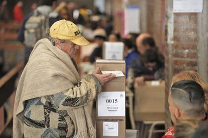 Los vecinos de Pinamar se acercan a votar en una mañana muy fría