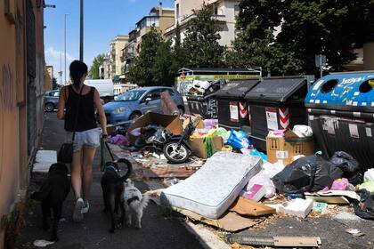 Los vecinos de Roma caminan entre las montañas de basura