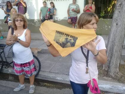 Los vecinos de Rubio protestaron con pañuelos amarillos con su imagen