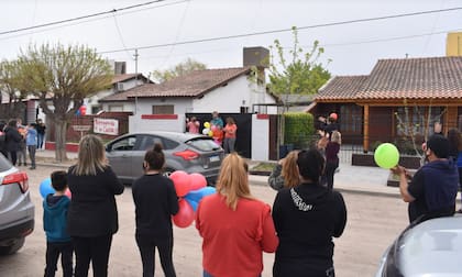 Los vecinos de San Antonio Oeste y amigos de la familia organizaron una bienvenida sorpresa en la casa de Maitena (Informativo Hoy)
