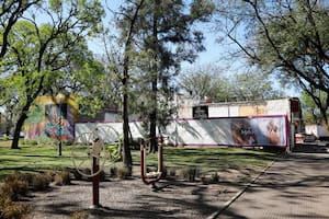 Compró un terreno al lado de una plaza para hacer un edificio pero no puede construirlo, qué hará