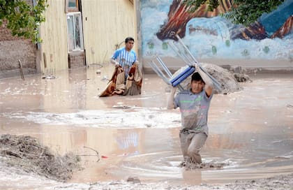 Los vecinos de Volcán tratan de rescatar sus pertenencias