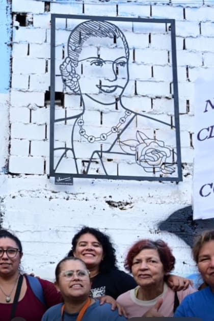 Los vecinos del Barrio 31 reinstalaron la obra donada por Alejandro Marmo en el mismo lugar del que la retiró el gobierno porteño