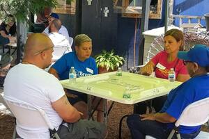 Los vecinos del Bronx sacan sus mesas a las calles en primavera y verano para un tradicional juego de mesa