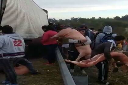 Los vecinos del lugar se llevaron parte de la carga