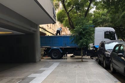 Los vecinos denuncian que el camión para quitar escombrosa estaciona en medio de la calle e imposibilita el tránsito de peatones