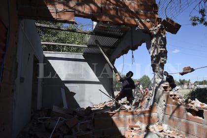 Los vecinos destrozaron la casa del supuesto narco