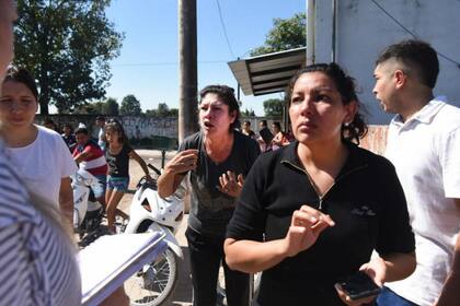 Los vecinos devastados e indignados con la muerte de Lucas. Denuncian que los episodios de violencia por parte de un grupo de "matones" son moneda corriente en el barrio.