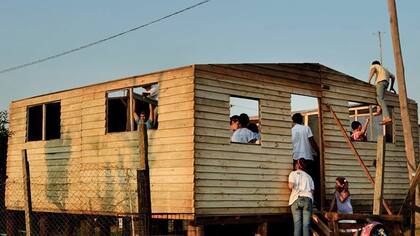 Los vecinos, en plena construcción del centro comunitario