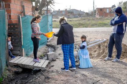 Los vecinos entregan los recipientes previamente para que sean sanitizados
