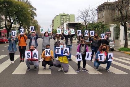 Los vecinos, frente al predio del ex Hospital Israelita, en Gaona y Terrada