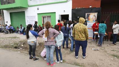 Los vecinos hacen cola frente a la mutual Primaveral