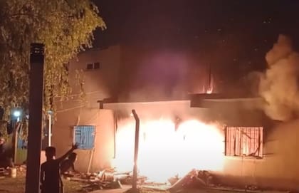 Los vecinos incendiaron la casa de Ariel Díaz y agredieron a su madre, que estaba en el trabajo cuando su hijo cometió el asesinato de Malena Agüero