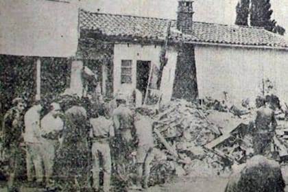 Los vecinos observan los destrozos que produjo el avión caído en Castelar