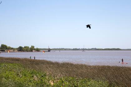 Los vecinos practican deportes náuticos en el río.