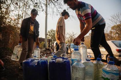 Los vecinos preparan bidones para combatir el fuego