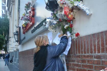 Los vecinos pusieron carteles y flores en el frente de la Estación de bomberos 6 de Villa Crespo, ubcada muy cerca de la perfumería siniestrada