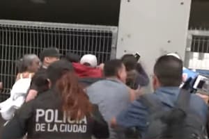 Video: así fueron los incidentes entre los vecinos y la policía tras el derrumbe en Parque Patricios