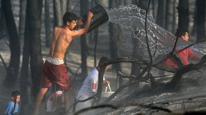 Los vecinos también le hicieron frente al fuego