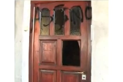 Los vecinos vandalizaron la puerta del asesino del perro