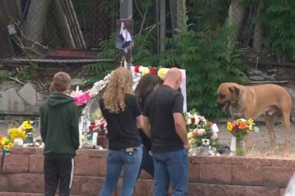 Los vecinos y amigos de la joven ponen flores en el lugar donde fue asesinada