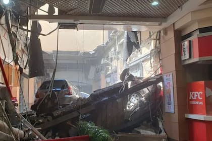 Los vehículos cayeron sobre el patio de comidas del shopping paulista.