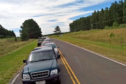 Los vehículos circulan a paso de hombre