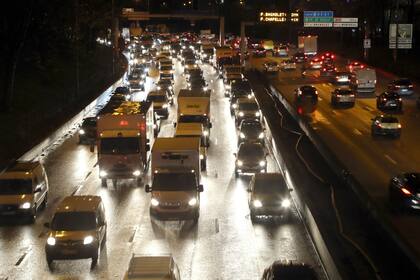 Los vehículos circulan lentamente en la carretera de circunvalación de París, la "Peripherique", el 9 de diciembre de 2019